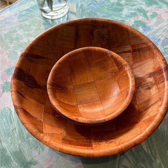 1970’s Weaved Wood 14” Salad Bowl with 4 - 8” bowls - Picture 4 of 11
